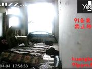 双机位拍摄素质哥单身宿舍双飞两个兼职卖保健品的气质少妇