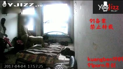 双机位拍摄素质哥单身宿舍双飞两个兼职卖保健品的气质少妇