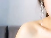 最近某聊天平台很火的范大小姐全裸大尺度诱惑2