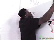 艾比·布鲁克斯坐在巨屌上越摇越爽 忍不住呻吟起来