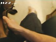 家养骚母狗跪着让我调教 含着巨大的鸡巴不知如何是好