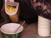 正在吃早餐的情趣黑丝妹子真是一道可口的美味啊