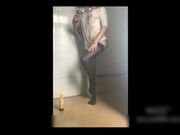 趁学校澡堂没人洗澡自慰一下