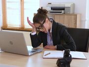 漂亮的OL制服美女电脑坏了找来修理工最后把自己的逼穴一起维修啪啪给力