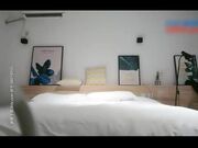 大鸡巴小伙约了个援交女一看鸡巴太大又找姐妹来一起享受-2