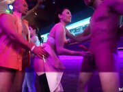 地下成人淫乱派对现场真实记录火辣性感美女1挑2女女双飞3P怎么搞的都有