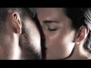 纹身猛男享受性感女模精油催情按摩肉棒雄起主动骑乘