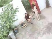 熟女的疯狂风骚的大姐勾搭两个院里乘凉的大爷玩起了3P