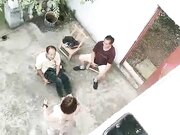 熟女的疯狂风骚的大姐勾搭两个院里乘凉的大爷玩起了3P