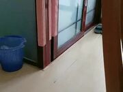 风骚少妇逼逼痒了勾搭男主插一下，先给狼友看看粉嫩的逼逼厕所尿尿