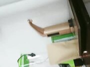 风骚少妇逼逼痒了勾搭男主插一下，先给狼友看看粉嫩的逼逼厕所尿尿