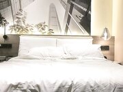 小宝寻花约了个白色T恤苗条身材妹子，舌吻调情沙发上骑坐自己动床上猛操