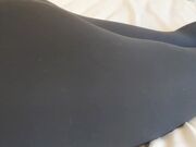 撕开她的连裤袜，在她姐姐的房间里干她