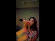 约漂亮妹子去唱歌 把她灌醉以后带到酒店偷操了 为了以后还能操她 拍照留念