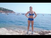 跟女伴一起去海边爬山锻炼到了山上玩起了野战