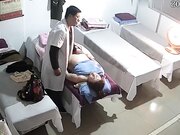 养生馆丰满大奶熟女骗丈夫去按摩却享受猥琐老中医舔逼扒光啪啪服务