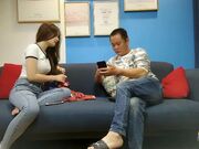 极品外围小姐姐被要求穿上蜘蛛侠情趣装，沙发上抠粉嫩鲍鱼口交