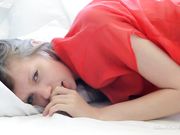 极品模特害羞抚摸红色内裤里粉嫩的白虎鲍