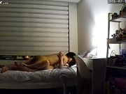 摄像头监控偷拍小夫妻晚上洗完澡过性生活媳妇最后摸一下逼闻闻有没异味