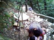 小树林野战系列颜值还不错的连衣裙小姐在这么恶劣的环境下居然玩了几个经典姿势