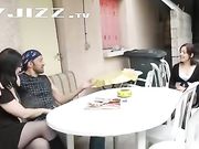 白嫩丰臀骚妇穿情趣黑丝被大屌邻居在自家院子里给内射了