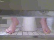 性欲来袭 寂寞的妹子疯狂自慰来发泄 淫水流了一地都不知道