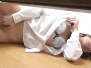 性欲来袭 寂寞的妹子疯狂自慰来发泄 淫水流了一地都不知道