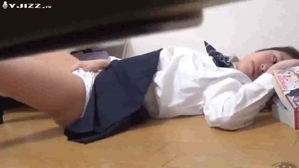 性欲来袭 寂寞的妹子疯狂自慰来发泄 淫水流了一地都不知道