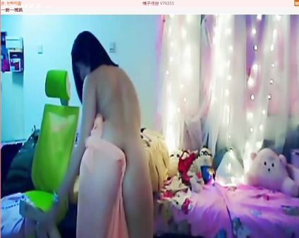 刚结婚一周的小少妇家中激情直播 外表清纯内心无比淫荡勾引粉丝们疯狂刷礼物