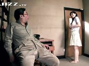 超萌小孙女非常听话 跪地给爷爷口爆被射一嘴