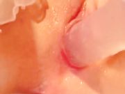 超萌萝莉下体双洞塞被塞满 淫液流不停