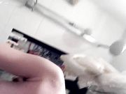 白嫩好身材的艺校妹子浴室洗澡自拍 最后给嫩屄一个超大的特写