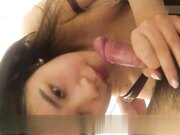 小情侣激情爱爱自拍妹子一直盯着摄像头好诱人