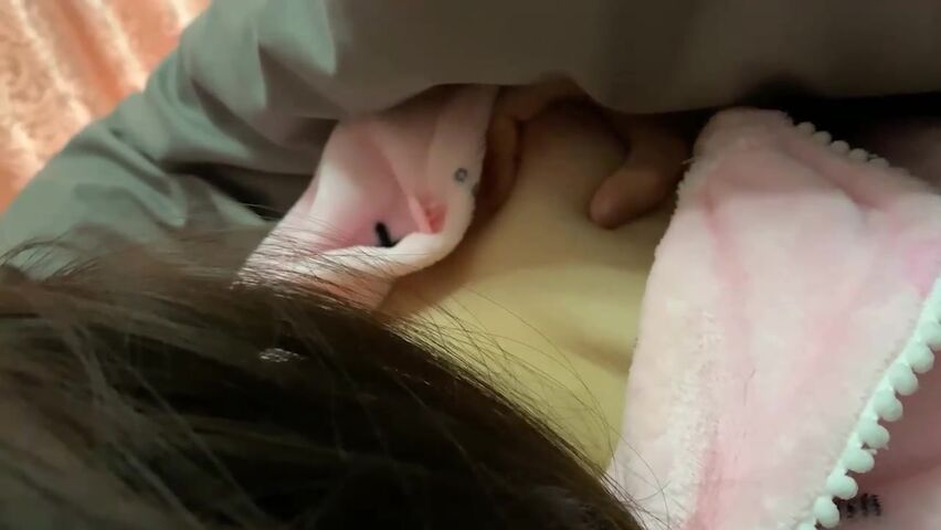 小伙出租屋干漂亮小女友不让录 小伙偷着录的