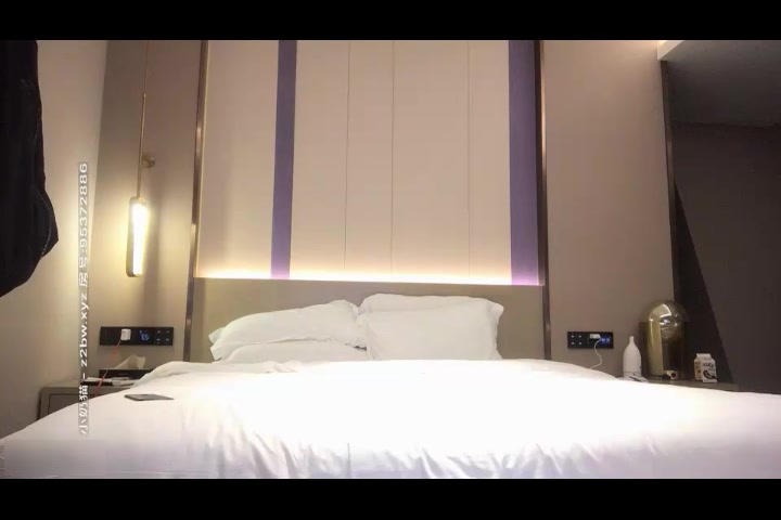 小宝寻花约了个嗲嗲美乳甜美白衣妹子，舌吻调情骑坐后入