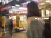 国产AV佳作麻豆系列-街头搭讪在读女大学生 名为拍摄写真实则纵情啪啪