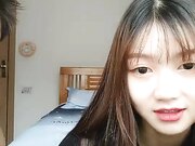 看脸以为身材会比较丰满圆润，没想到如此之苗条，纯真天然美的川妹子