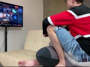 趁继妹玩游戏时中出颜射