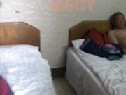 碉堡了！一屋子老头组团找个保养不错的白肤熟女鸡到小旅馆拿气管子把鸡巴打硬轮流操