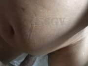 碉堡了！一屋子老头组团找个保养不错的白肤熟女鸡到小旅馆拿气管子把鸡巴打硬轮流操