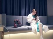 约了个高颜值绿色长裙御姐啪啪，掰穴舔逼近距离拍摄站立侧入后入大力猛操