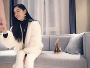 这个妹子很高级啊，长得很漂亮腿很直，而且爱笑还很配合，太难得了