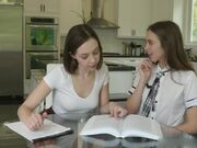 清纯学生妹子发情逼痒了去卫生间自慰被发现，乖巧口交被大力抽插被操得好开心