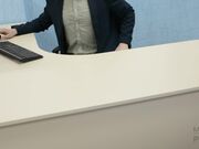 年轻的秘书在办公桌上被双洞肏